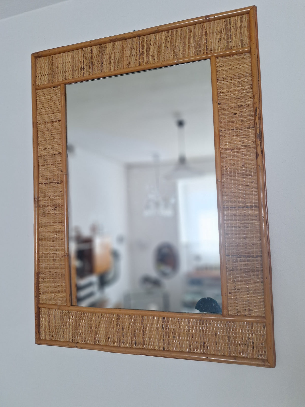 Specchio da parete in bambù e midollino intrecciato anni '70