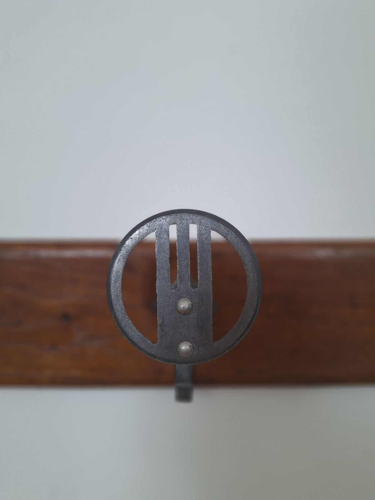 Attaccapanni da parete vintage in legno e ganci tondi in metallo anni '60