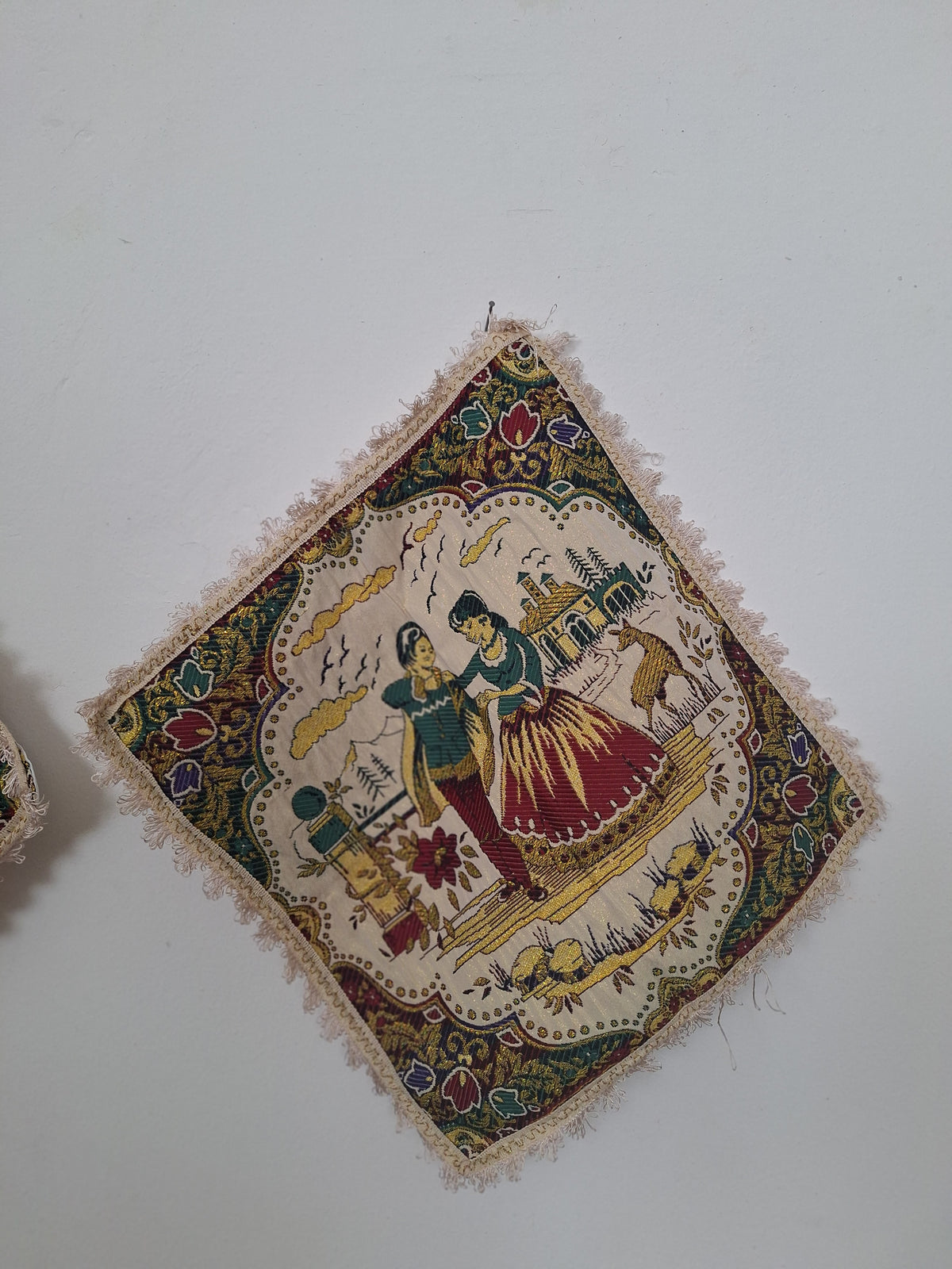 Copriletto matrimoniale in Gobelin/Lurex con motivi orientali anni '60/'70 + 2 copricuscini