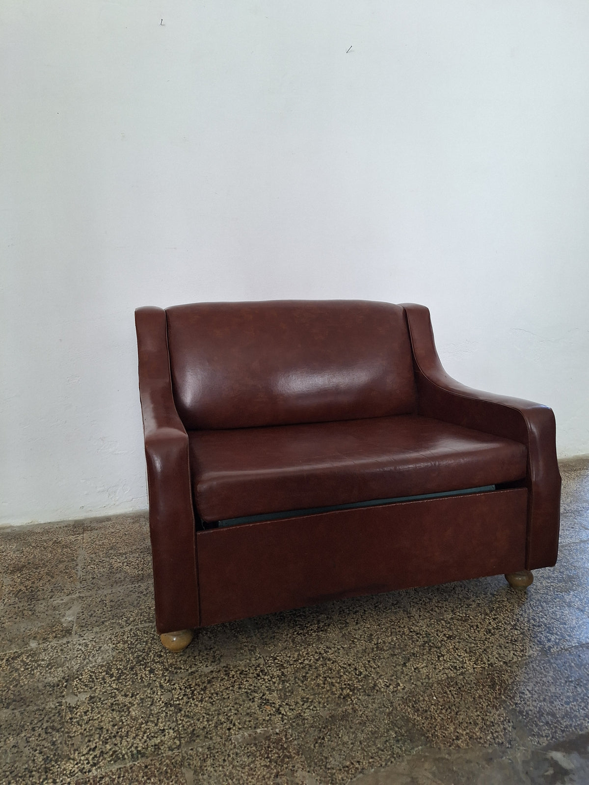 Poltrona letto in skai marrone anni '70