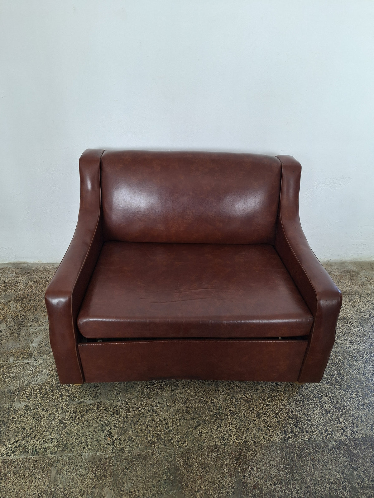 Poltrona letto in skai marrone anni '70