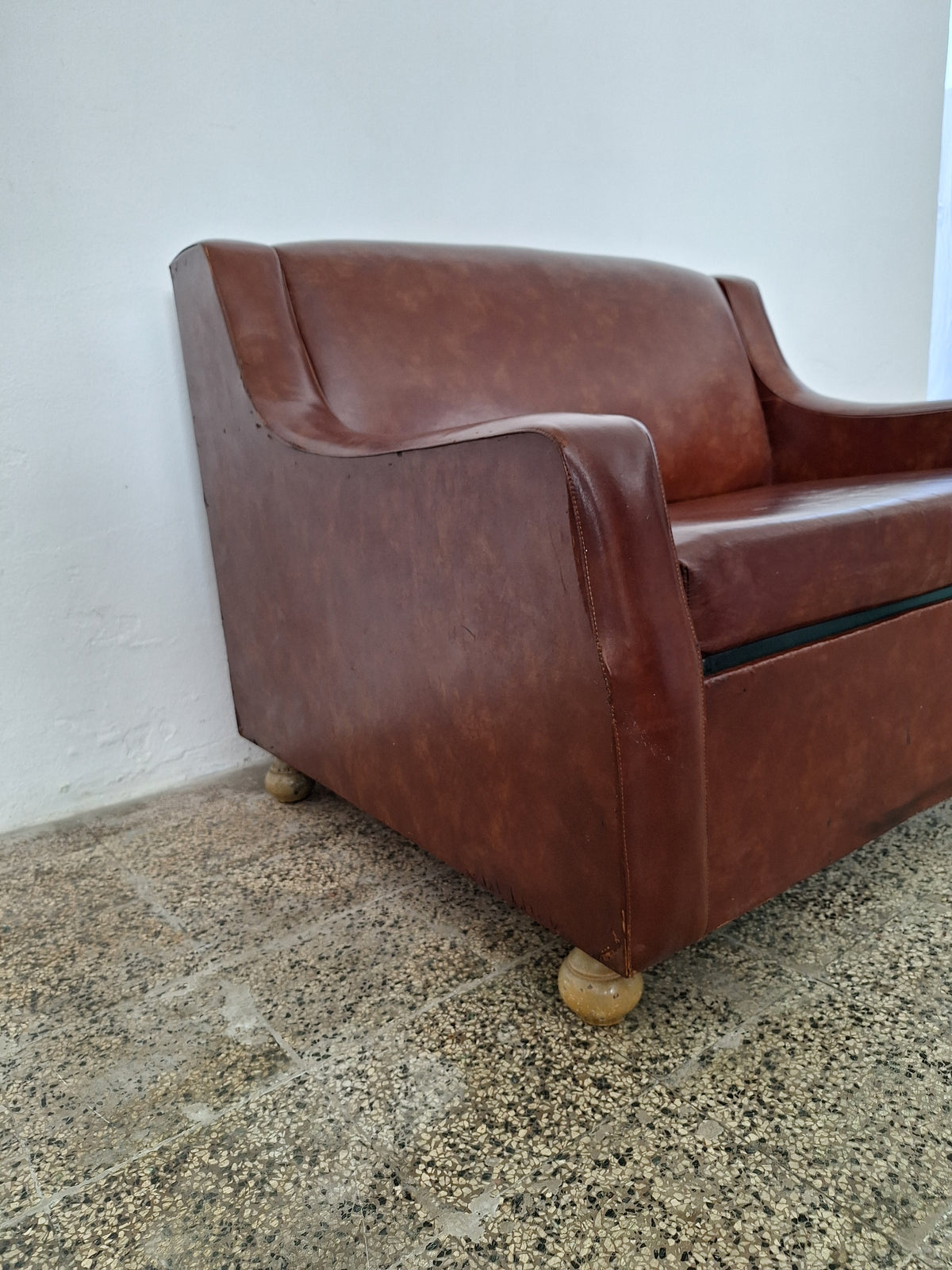 Poltrona letto in skai marrone anni '70