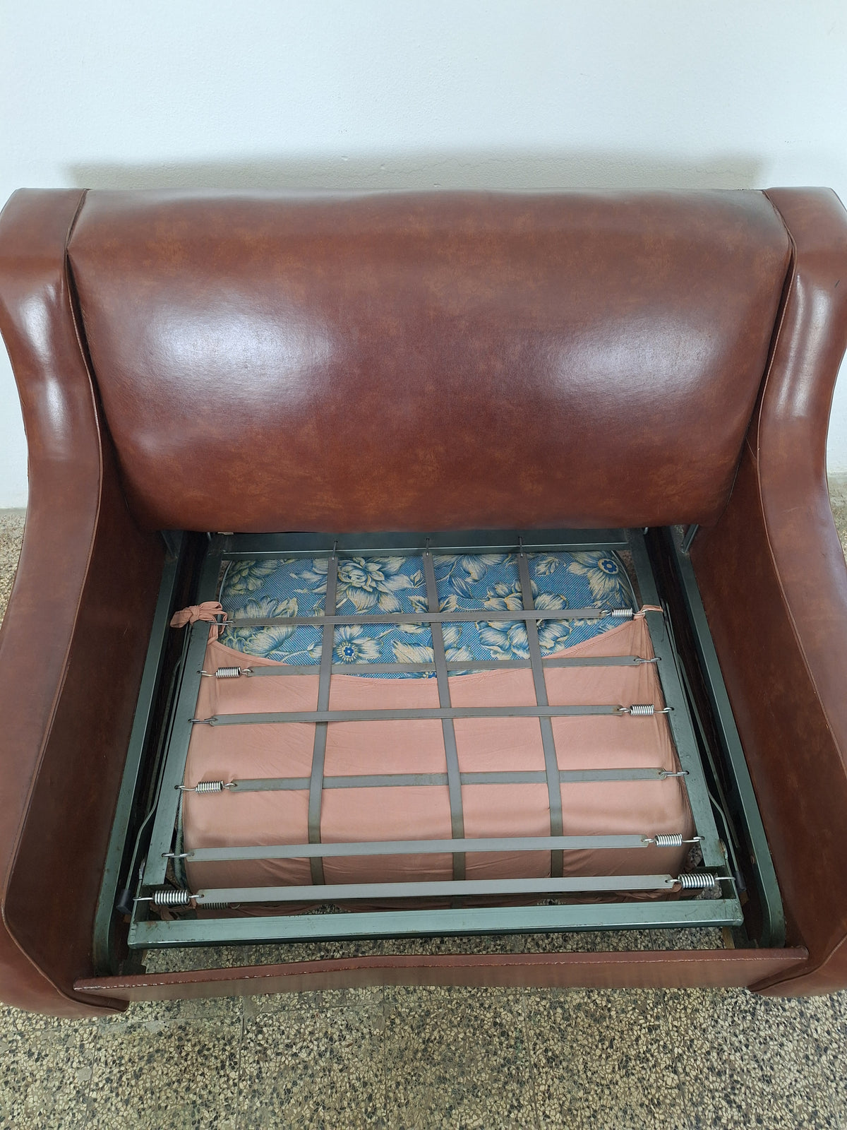 Poltrona letto in skai marrone anni '70