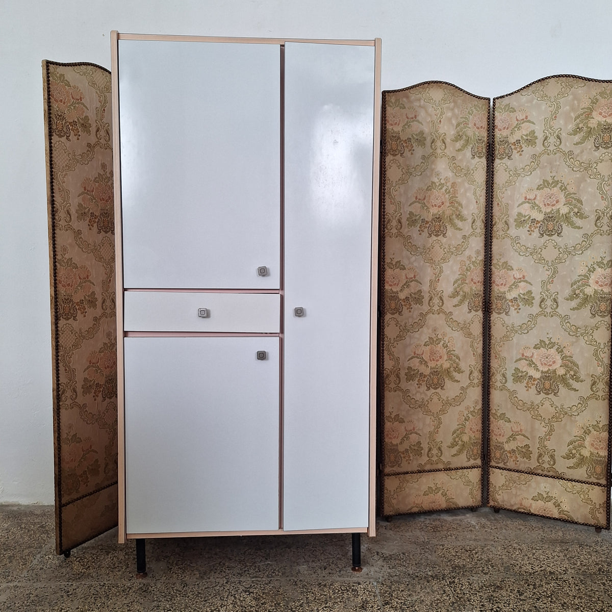 Mobile colonna da bagno in formica rosa e bianca anni '60/'70