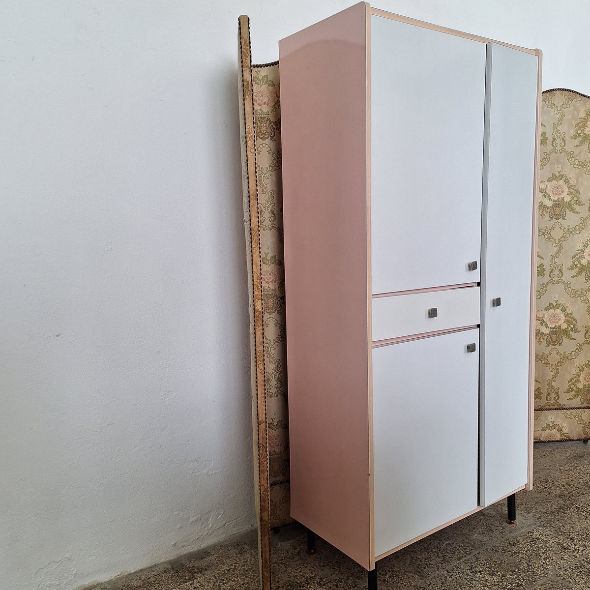 Mobile colonna da bagno in formica rosa e bianca anni '60/'70