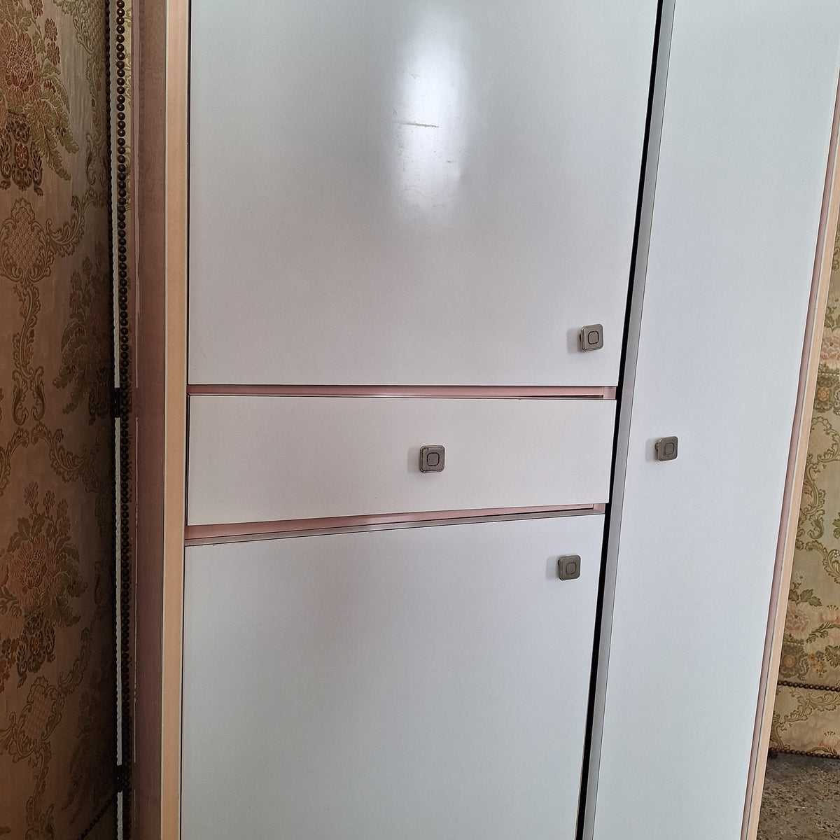 Mobile colonna da bagno in formica rosa e bianca anni '60/'70