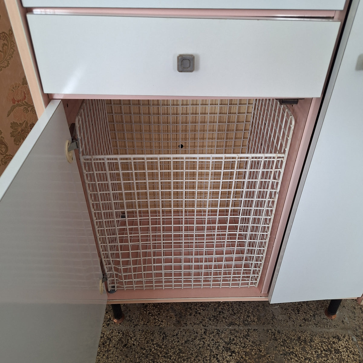 Mobile colonna da bagno in formica rosa e bianca anni '60/'70
