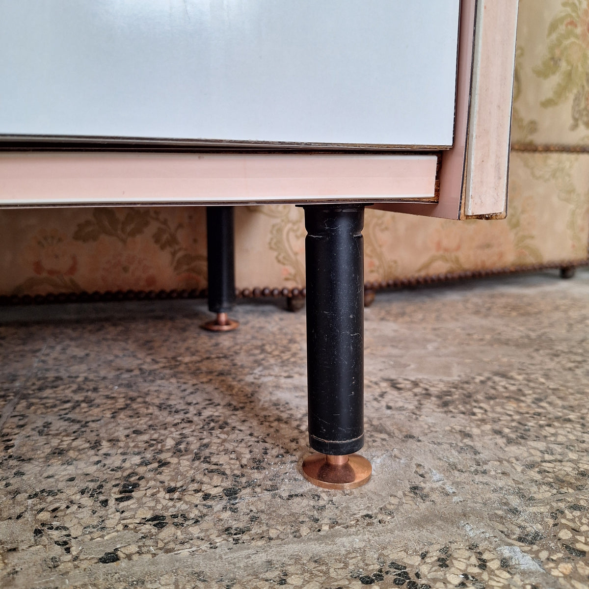 Mobile colonna da bagno in formica rosa e bianca anni '60/'70