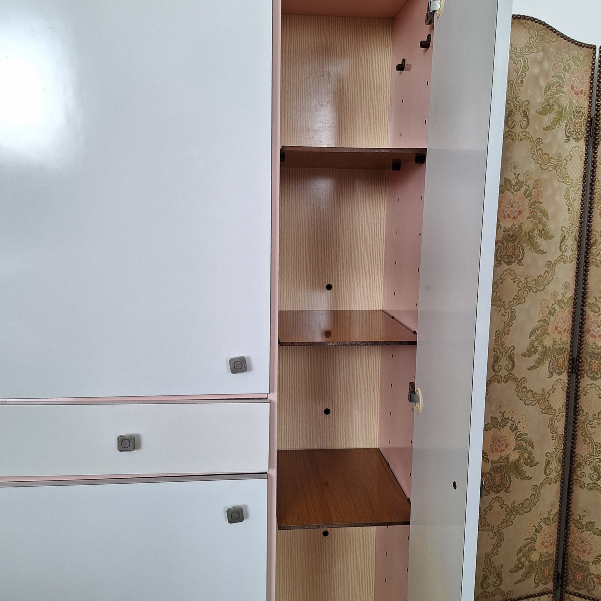 Mobile colonna da bagno in formica rosa e bianca anni '60/'70
