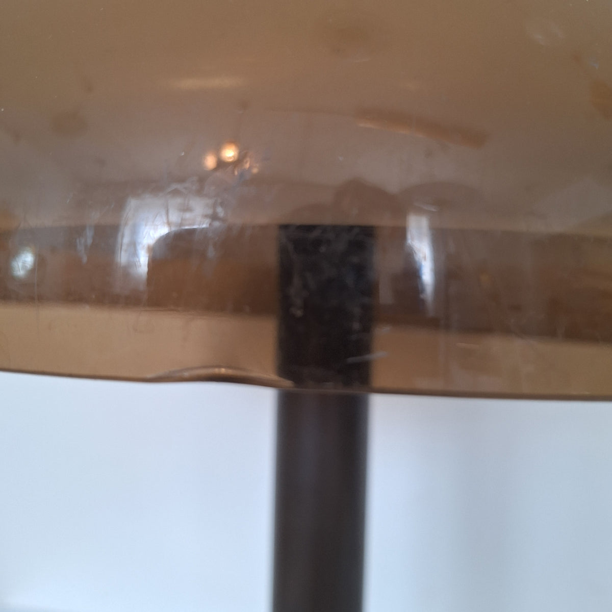 Lampada da tavolo a fungo in metallo e metacrilato anni '70