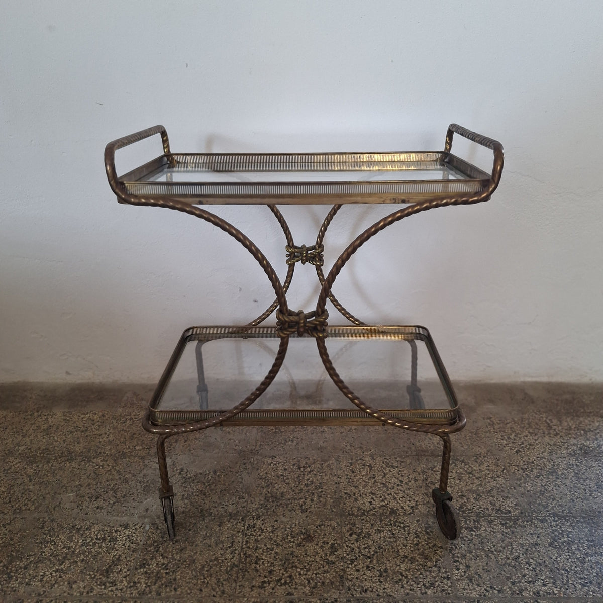 Mobile bar su ruote in ottone dorato attribuito a Maison Baguès, anni '70