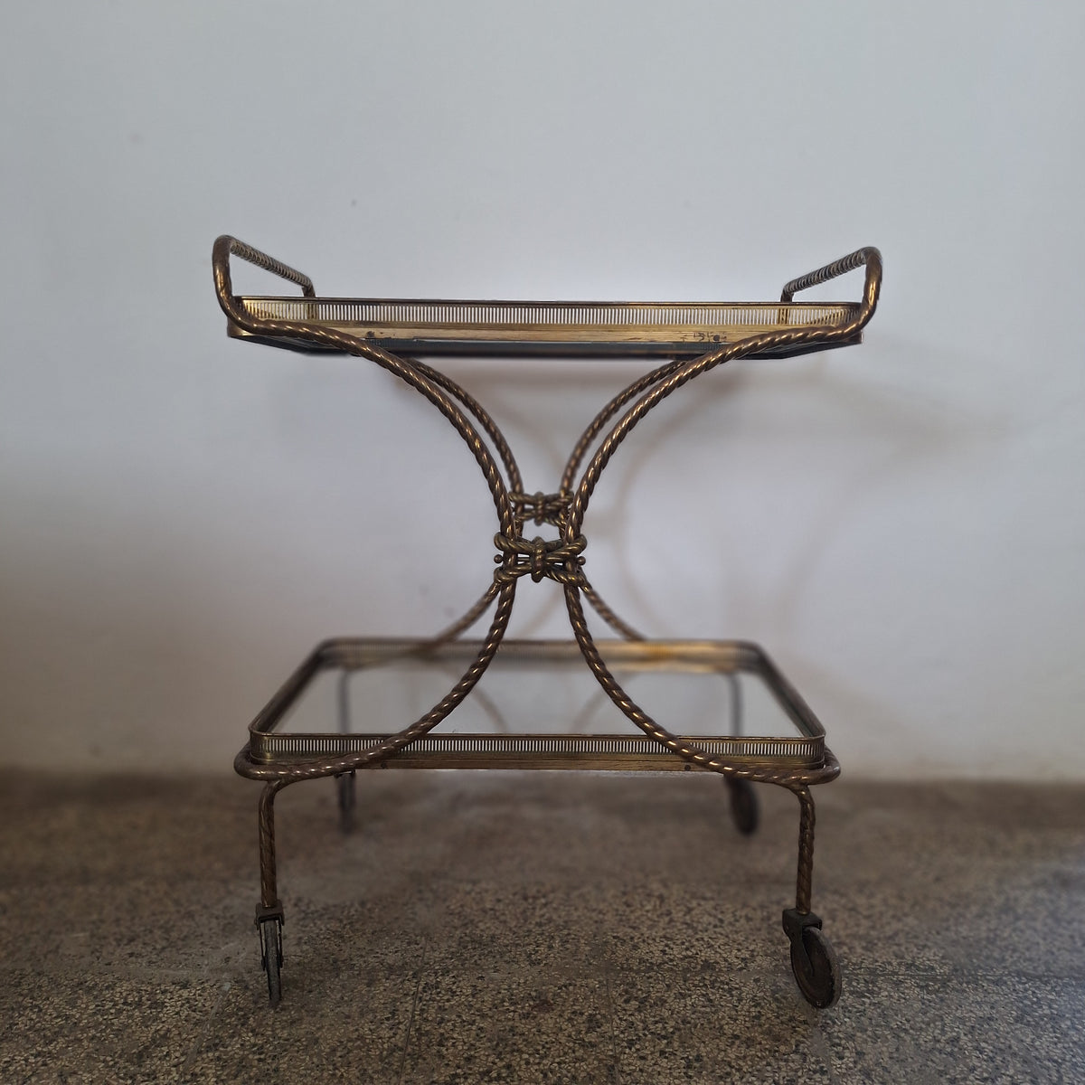 Mobile bar su ruote in ottone dorato attribuito a Maison Baguès, anni '70