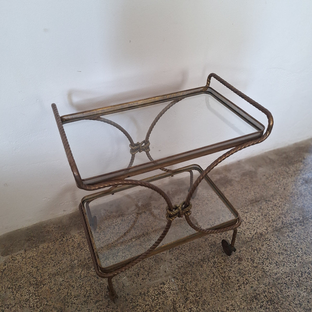 Mobile bar su ruote in ottone dorato attribuito a Maison Baguès, anni '70