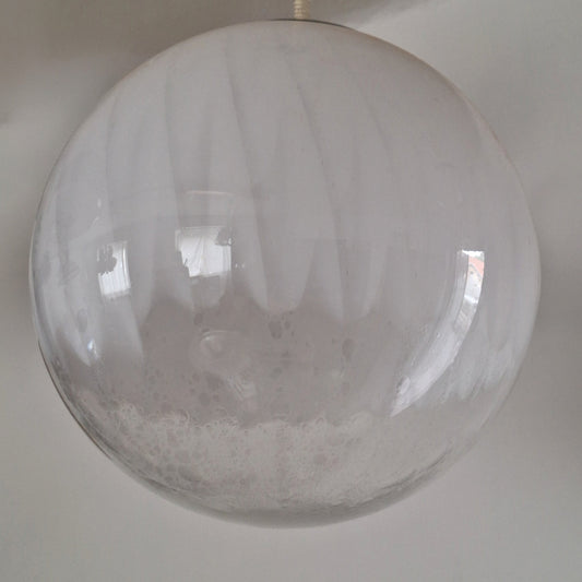 Lampadario a sospensione a globo in vetro di Murano soffiato con decoro a spirale anni '60