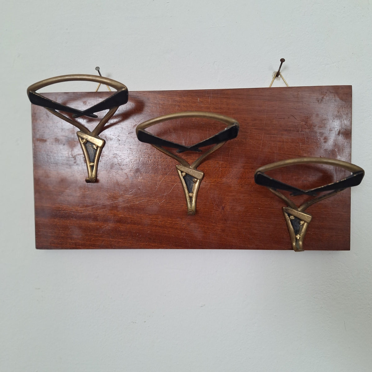 Attaccapanni da parete in legno e ottone, anni '50