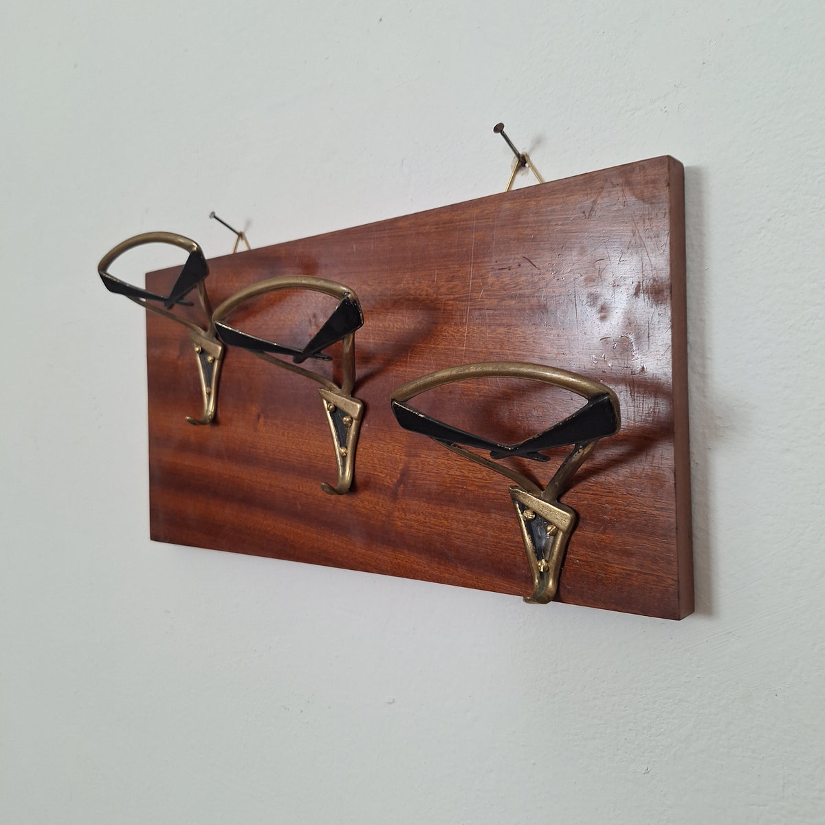 Attaccapanni da parete in legno e ottone, anni '50