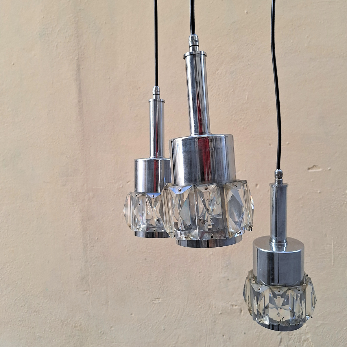 Lampadario anni '60 in acciaio e cristallo