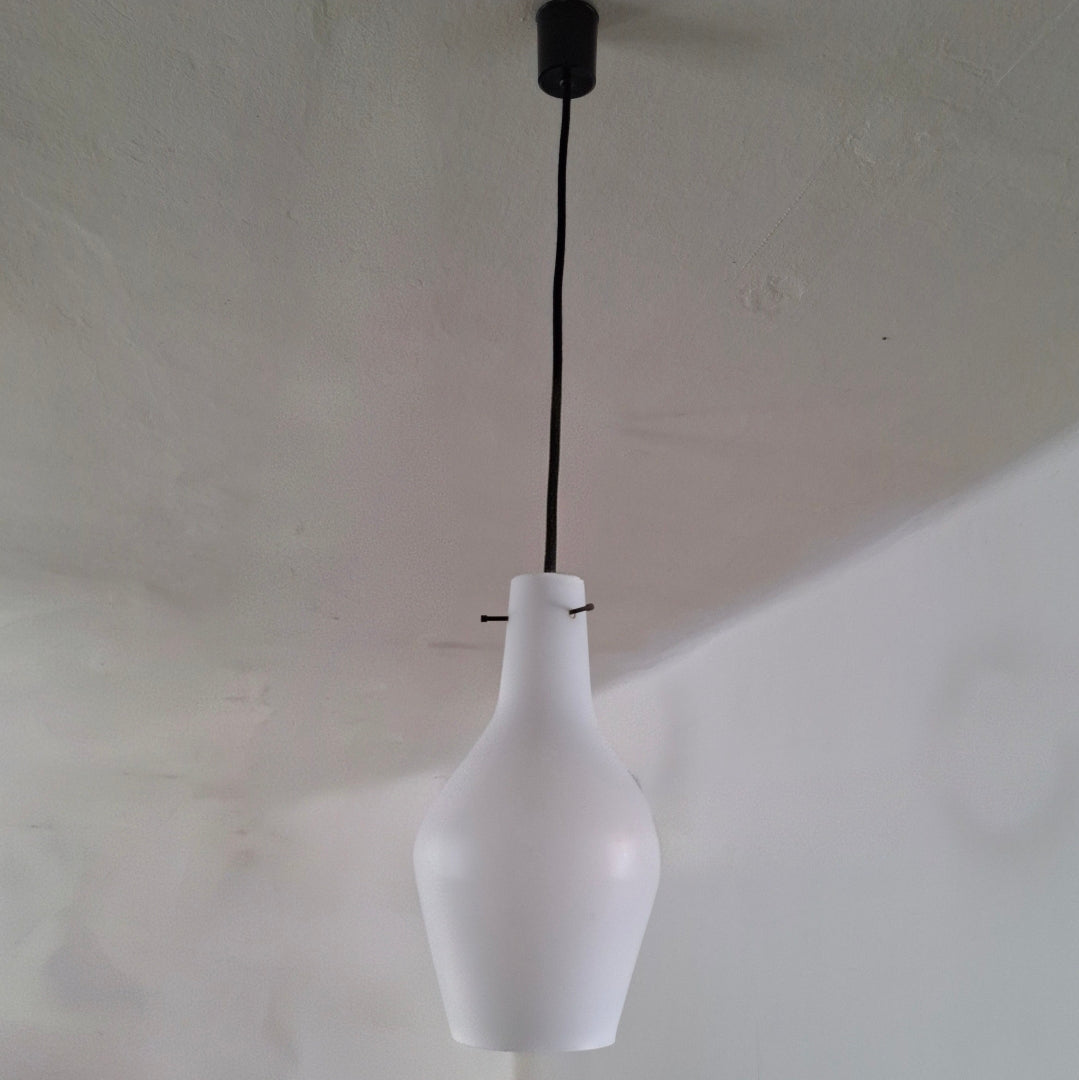 Lampada a sospensione a fiaschetta in vetro opalino satinato, anni '70