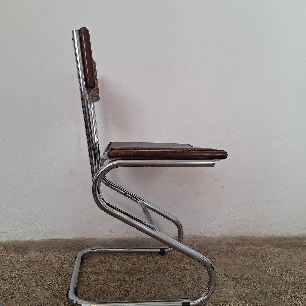 Sedia a sbalzo in tubolare cromato e paglia di Vienna anni '70