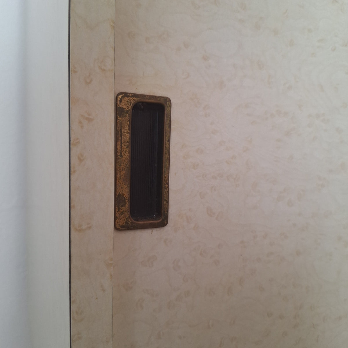 Credenza in formica a doppio corpo con vano a ribalta, anni '50