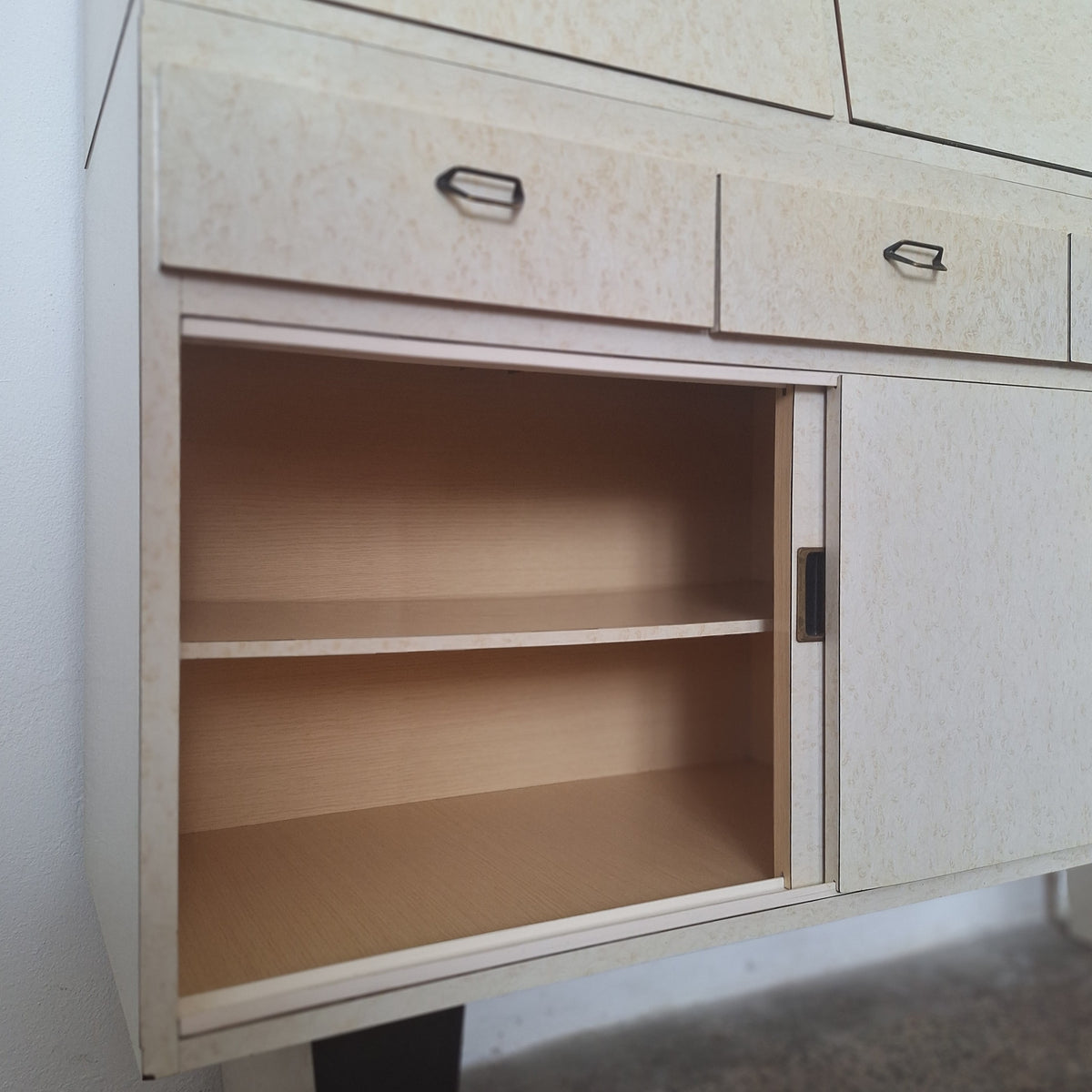 Credenza in formica a doppio corpo con vano a ribalta, anni '50