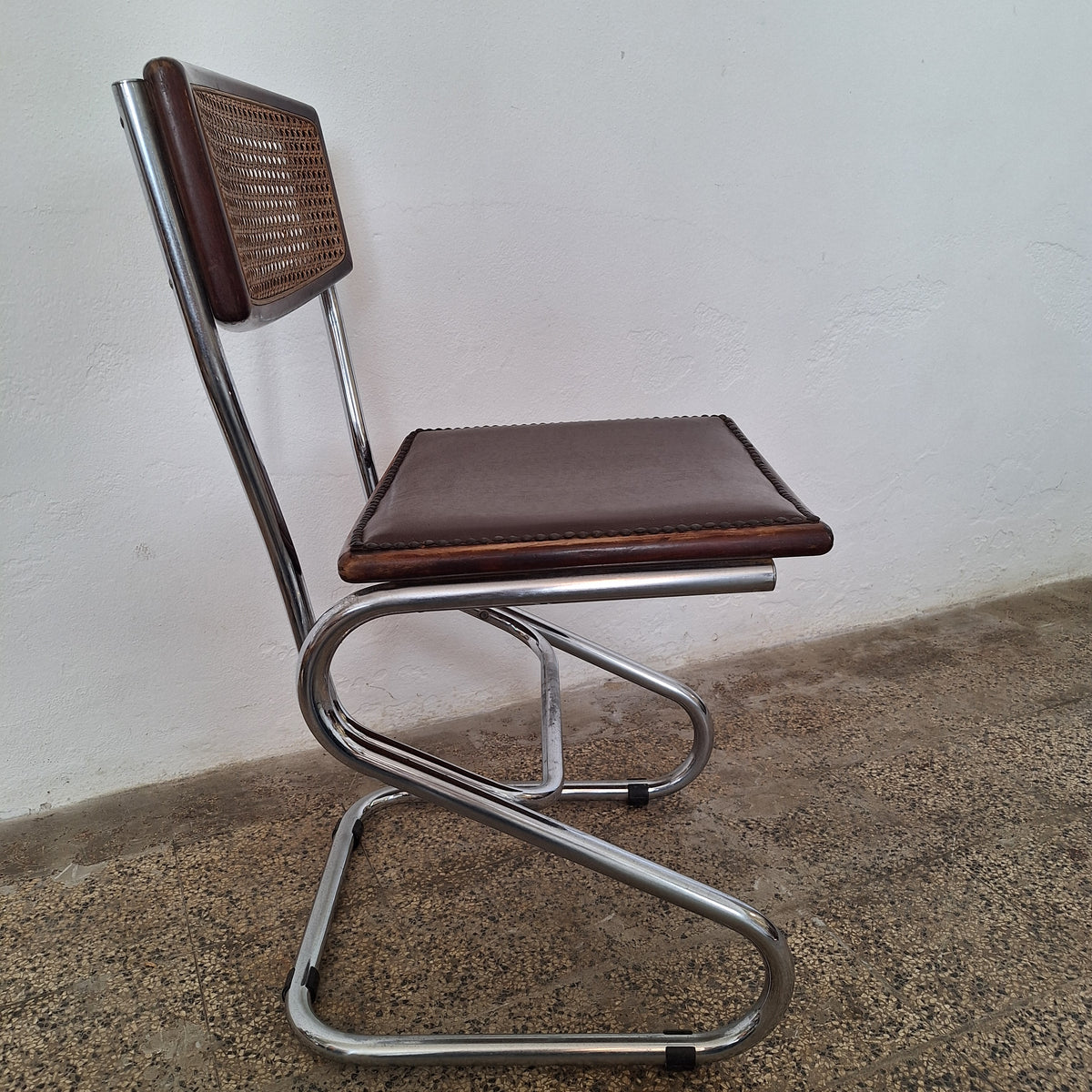 Sedia a sbalzo in tubolare cromato e paglia di Vienna anni '70