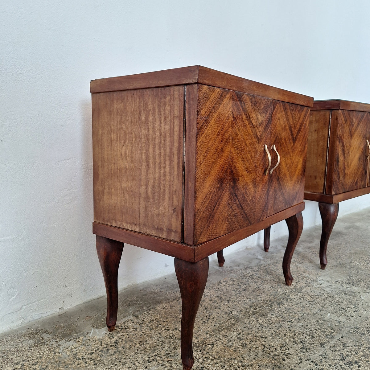 Coppia di comodini in legno con intarsio a spina di pesce e vetro retroverniciato anni '50