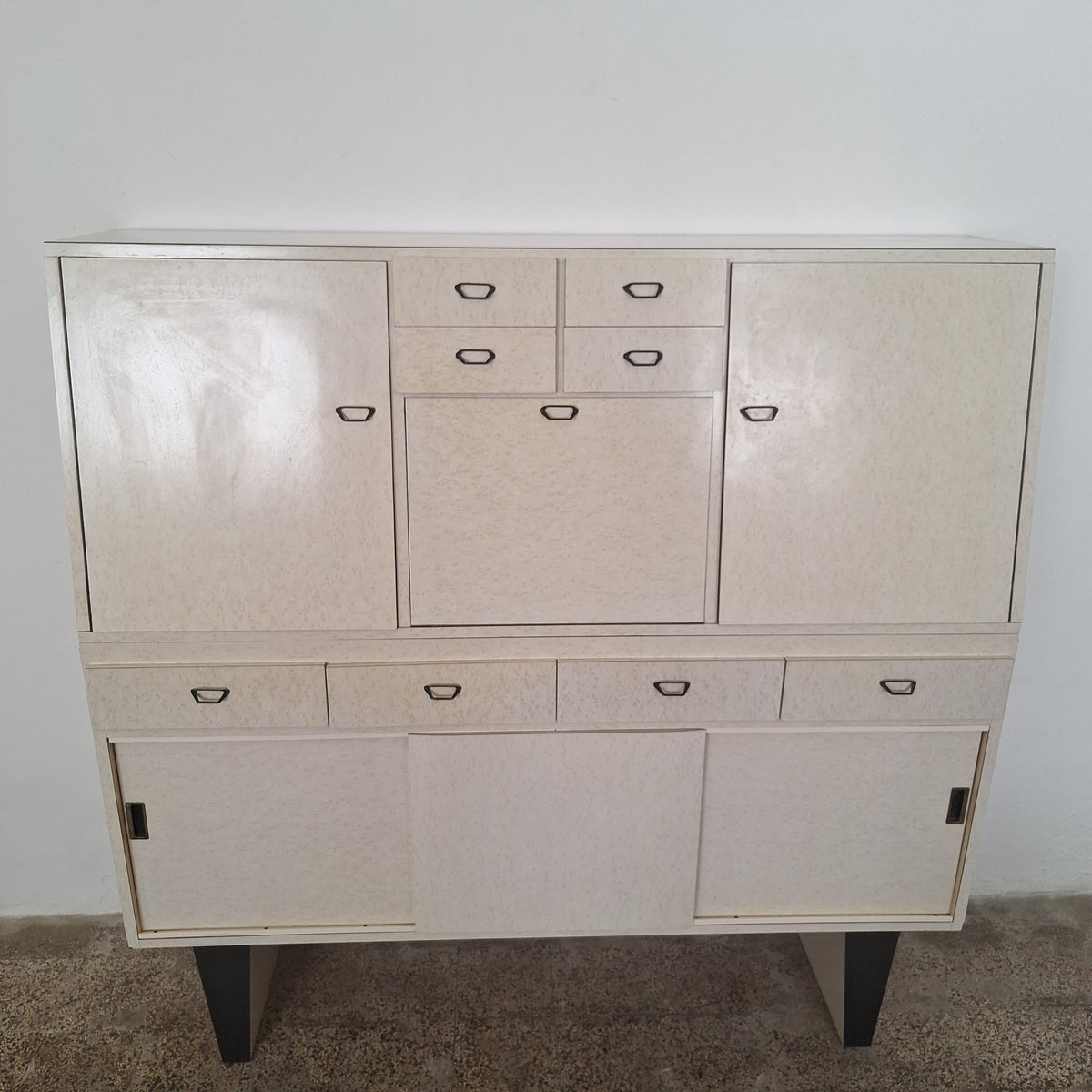 Credenza in formica a doppio corpo con vano a ribalta, anni '50