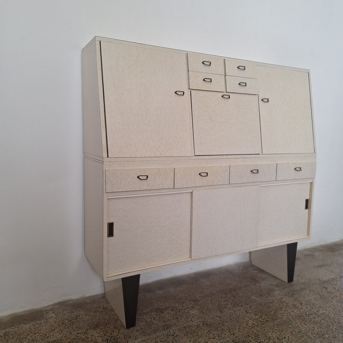 Credenza in formica a doppio corpo con vano a ribalta, anni '50