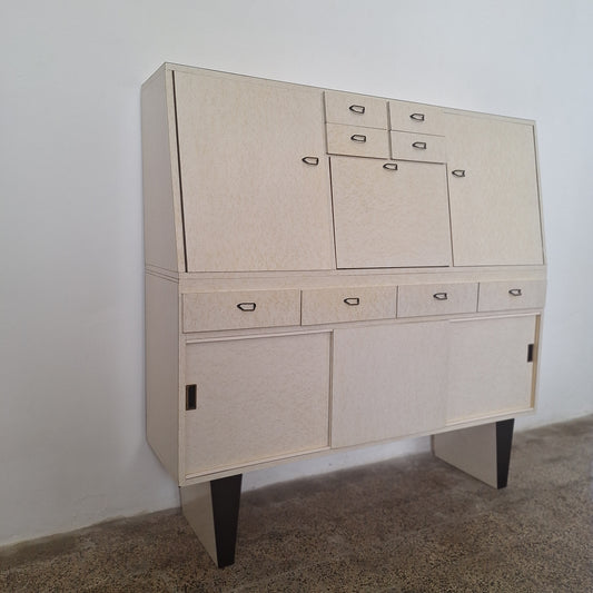 Credenza in formica a doppio corpo con vano a ribalta, anni '50