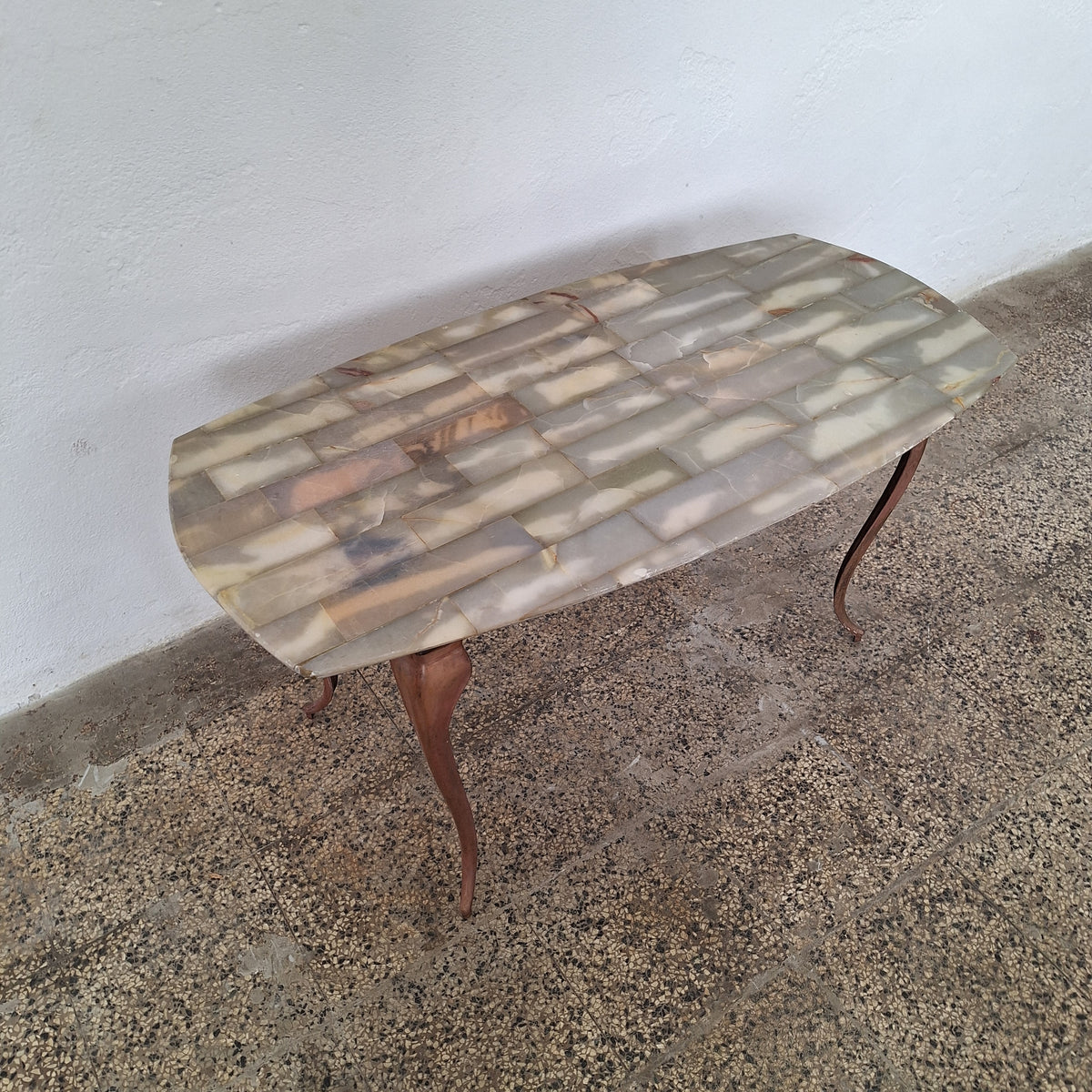 Tavolo da fumo in onice a mosaico e metallo ramato anni '50/'60