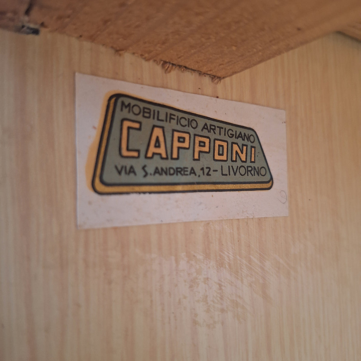 Credenza in formica a doppio corpo con vano a ribalta, anni '50