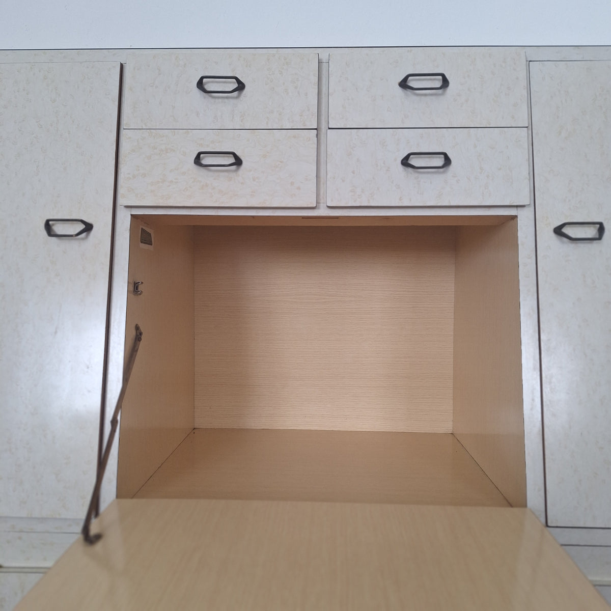 Credenza in formica a doppio corpo con vano a ribalta, anni '50