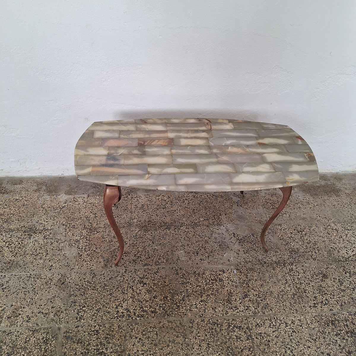 Tavolo da fumo in onice a mosaico e metallo ramato anni '50/'60