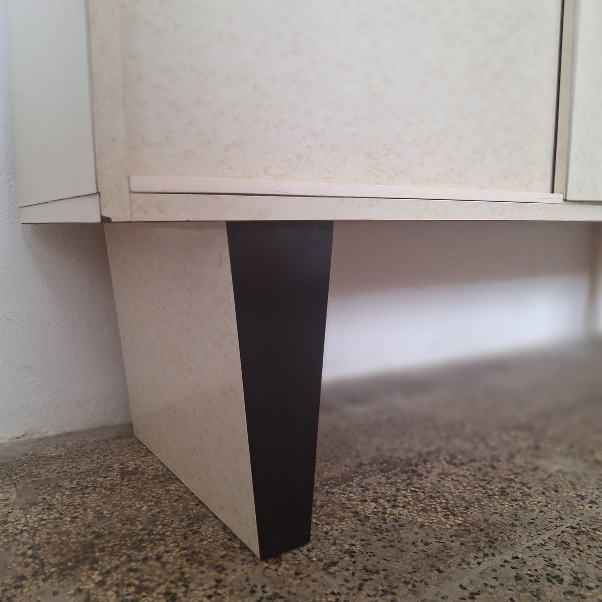 Credenza in formica a doppio corpo con vano a ribalta, anni '50