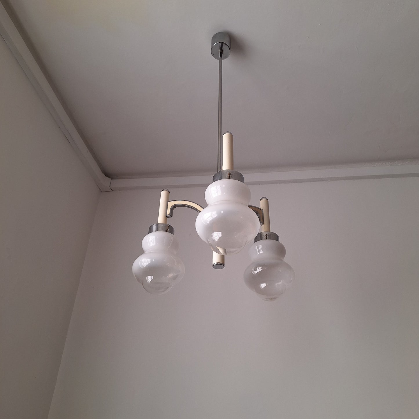 Lampadario space age anni '60 con tre paralumi in vetro opalino