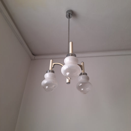 Lampadario space age anni '60 con tre paralumi in vetro opalino