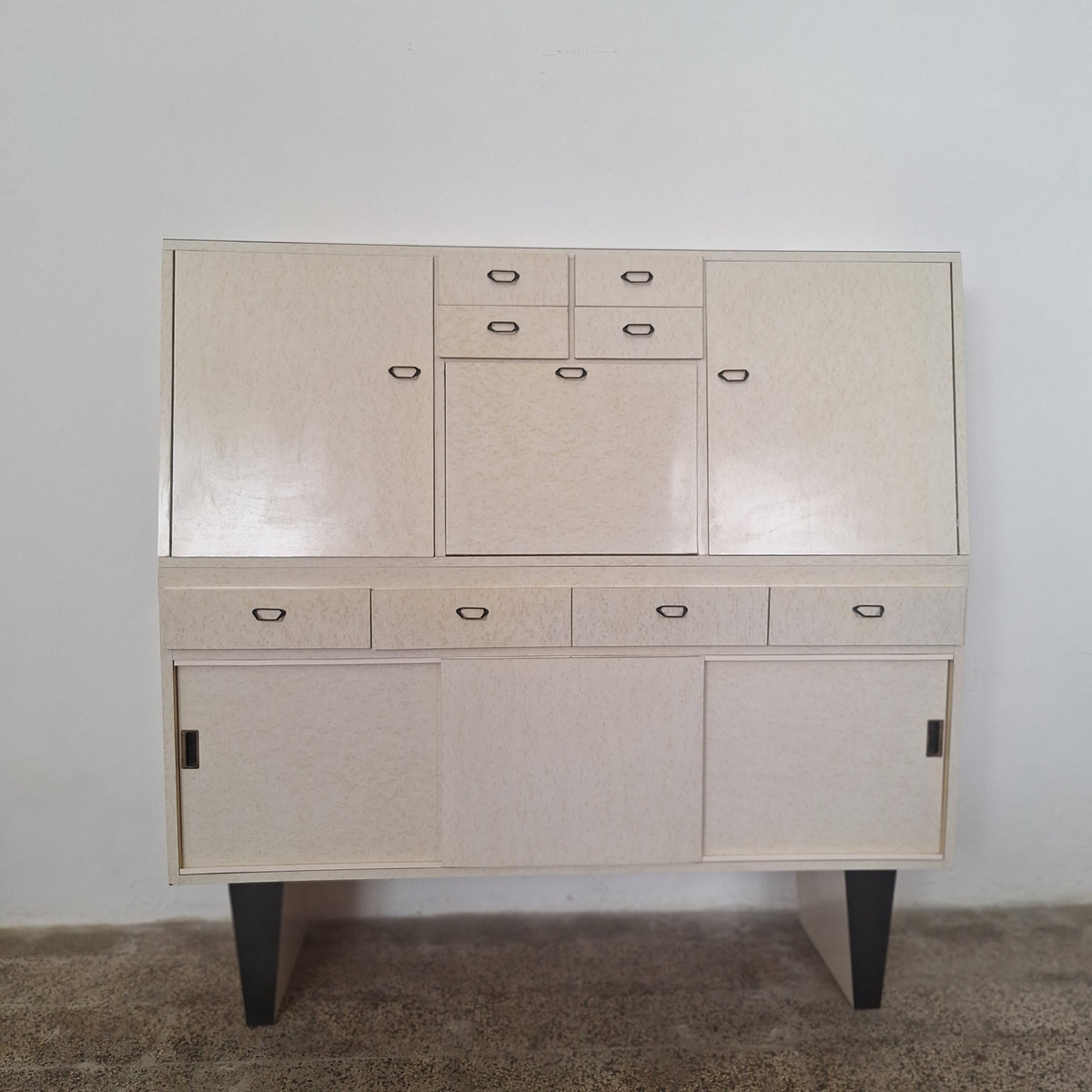 Credenza in formica a doppio corpo con vano a ribalta, anni '50