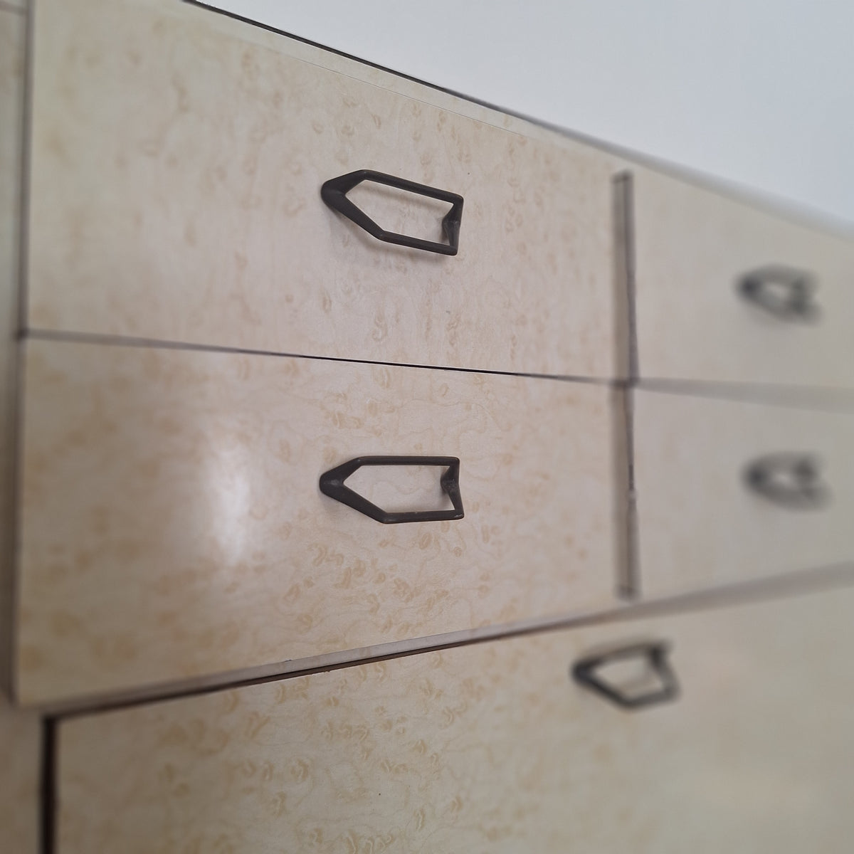 Credenza in formica a doppio corpo con vano a ribalta, anni '50