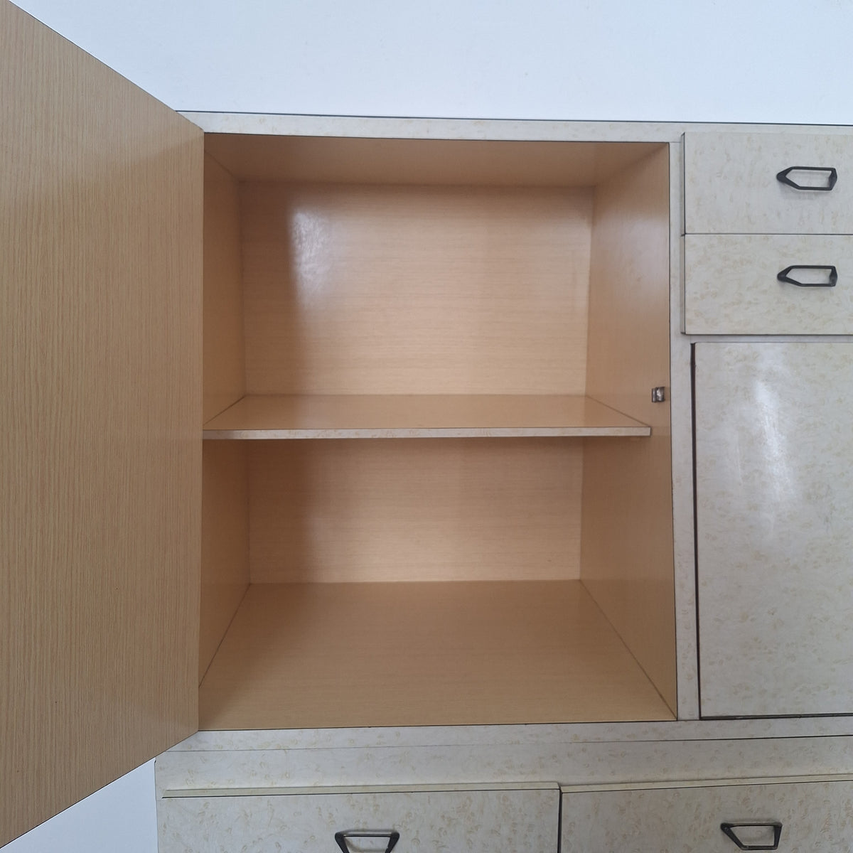 Credenza in formica a doppio corpo con vano a ribalta, anni '50