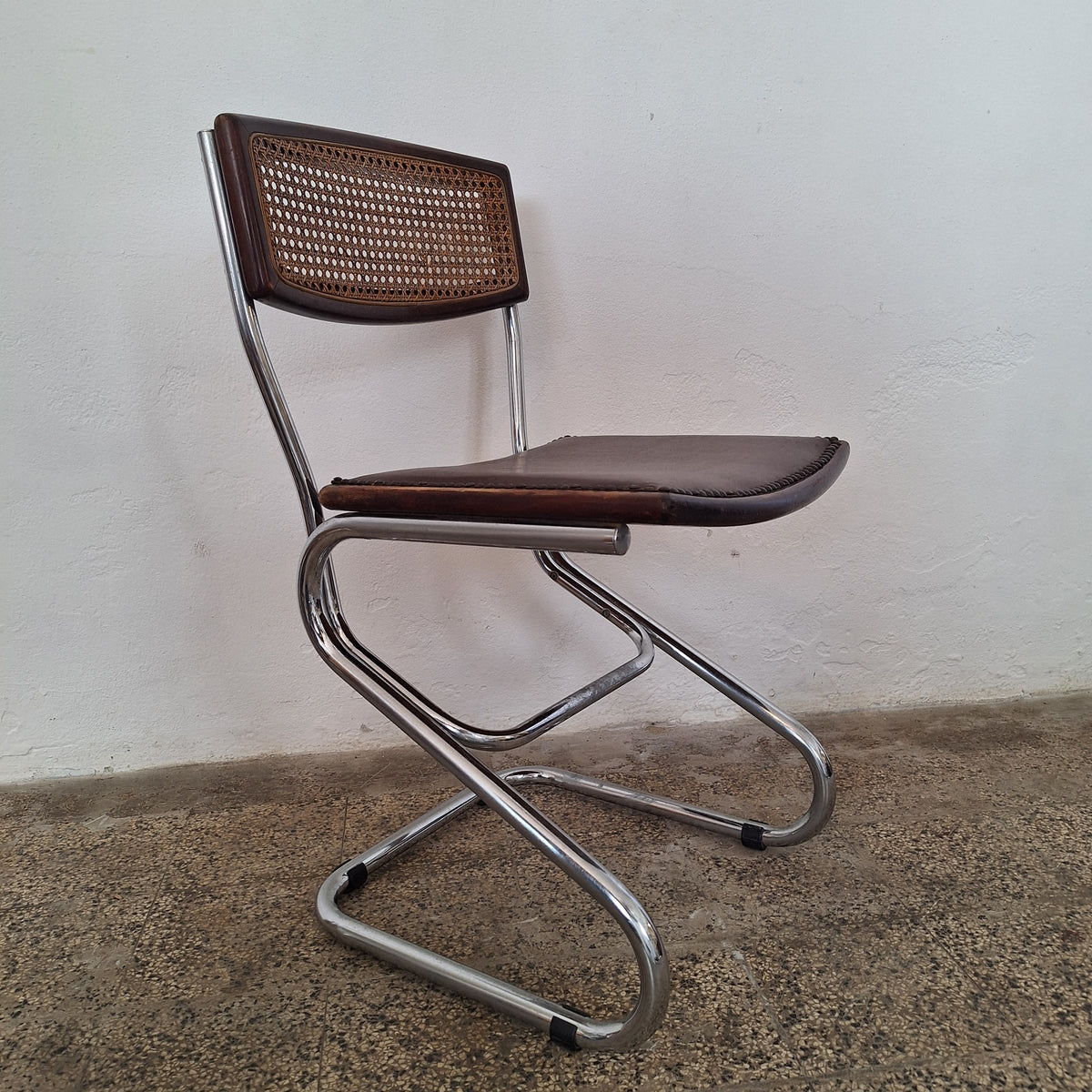 Sedia a sbalzo in tubolare cromato e paglia di Vienna anni '70